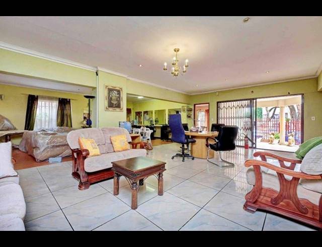 3 BEDROOM HOUSE FOR SALE IN BEZUIDENHOUT VALLEY